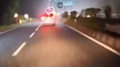 விழுப்புரம்: பேரணி தேசிய நெடுஞ்சாலையில் அதிவேகமாக வந்த ஆம்னி பேருந்து சங்கராபரணி ஆற்று பாலத்தில் மோதி விபத்து 35 பேர் காயம் ஏற்பட்ட நிலையில் தற்போது வீடியோ காட்சி