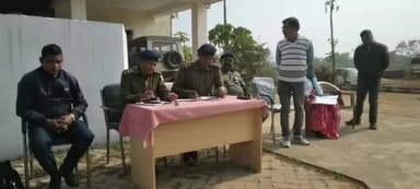 रायडीह: क्रिसमस एवं अंग्रेजी नव वर्ष को लेकर सुरसांग थाना परिसर में शांति समिति की बैठक सम्पन्न