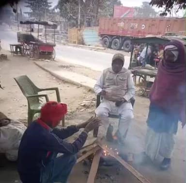 तरियानी चौक: अत्यधिक ठंड के कारण ज़िला प्रशासन द्वारा अलाव की व्यवस्था