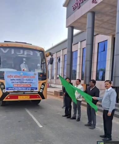 सूरजपुर: कलेक्टर ने हरी झंडी दिखाकर छात्रों को राष्ट्रीय विज्ञान केंद्र भुवनेश्वर के शैक्षणिक भ्रमण पर रवाना किया