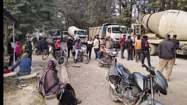 दुधि: शक्तिनगर में ग्रामीणों ने बीएचईएल कंपनी की गाड़ियों को रोका, धूल से परेशान होकर जताया आक्रोश, आंदोलन की दी चेतावनी