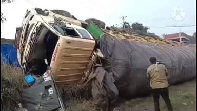 चांडिल: पुड़ीसिली से गम्हरिया मार्ग पर पलटा मालवाहक वाहन, पुलिस पहुंची