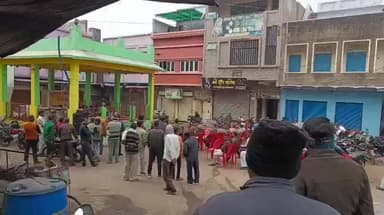 निवाड़ी: निवाड़ी: बाजार बंद के दौरान गाँधी चबूतरा पर स्थिति नियंत्रित करने के लिए भारी पुलिस बल तैनात