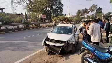 कोंडागांव: कोंडागांव में सिटी कोतवाली के सामने अनियंत्रित होकर कार डिवाइडर से टकराई, हादसे में दंपत्ति व नाबालिग बच्ची बाल-बाल बचे