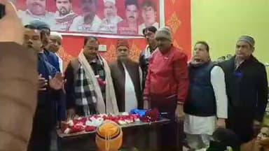 इटावा: सदर इलाके के मेवाती टोला वार्ड में लोकसभा सांसद जितेंद्र दोहरे ने जरूरतमंदों को सर्दी से बचने के लिए कंबल वितरित किए