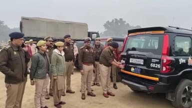 इटावा: रिजर्व पुलिस लाइन में घने कोहरे में सुरक्षित ड्राइविंग के लिए पुलिस ने जागरूकता अभियान चलाया