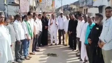 బిచ్కుంద: మహాత్మా గాంధీ విగ్రహం వద్ద కాంగ్రెస్ నాయకుల ధర్నా, కేంద్ర ప్రభుత్వ దిష్టిబొమ్మ దహనం, మహాత్మాగాంధీ పేరు ఉంచాలి : గంగాధర్