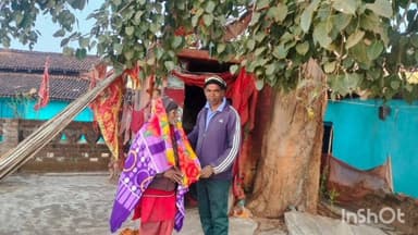 गारू: बारेसार: वार्ड सदस्या सोनिया देवी के पति कालेश्वर राम ने निजी खर्च से दो बुजुर्गों को कंबल दिए