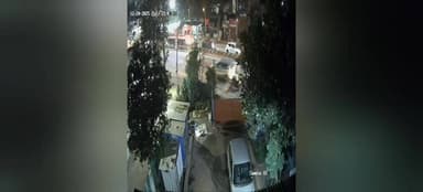 அன்னூர்: சரவணம்பட்டி பகுதியில் லாரி ஓட்டுனருக்கு ஏற்பட்ட திடீர் மாரடைப்பு கட்டுப்பாட்டை இழந்து நான்கு கார்கள் மீது மோதி விபத்தின் சி.சி.டி.வி காட்சிகள்