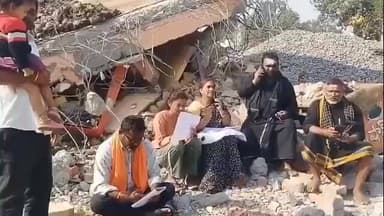 రామగుండం: పట్టా ఉన్నా కూల్చి వేశారంటూ సత్యాగ్రహదీక్ష చేపట్టిన బాధితులు