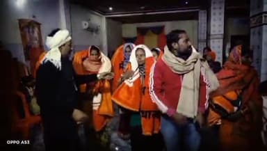 बांसडीह: बांसडीह कस्बे में कड़ाके की ठंड के मद्देनज़र विधायक केतकी सिंह के नेतृत्व में सैकड़ों जरूरतमंदों को किया गया कंबल वितरण