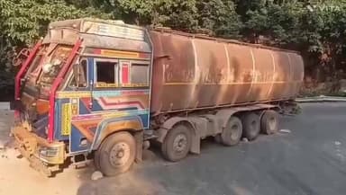 କୋଟପାଡ: ପେଟା ଘାଟି ରାସ୍ତା ମଝିରେ ତେଲ ଟ୍ୟାଙ୍କର, ଯାତାୟାତ ବାଧା ପ୍ରାପ୍ତ