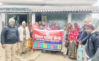 बांसी: खेसरहा थाना पुलिस ने सिंहोरवा गांव में लगाई चौपाल, महिलाओं और बालिकाओं को नए कानून की जानकारी दी