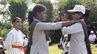 बड़वानी: बड़वानी: शासकीय कन्या महाविद्यालय के एनएसएस शिविर में सिखाए गए आत्मरक्षा के गुर