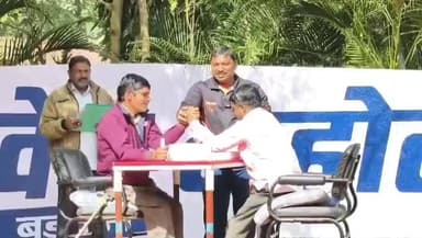 बड़वानी: सांसद खेल महोत्सव में पी जी मैदान पर क्रिकेट, गिल्ली डंडा व दिव्यांग पंजा कुश्ती का आयोजन
