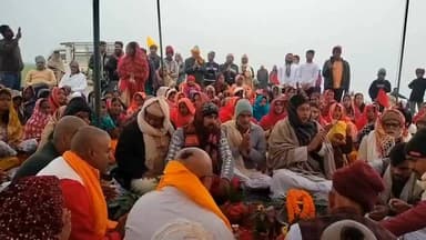 बैरिया: संकीर्तन नगर से खपड़ियाबाबा के 40वें निर्वाण दिवस पर महारुद्र द्वय महायज्ञ की भव्य जलयात्रा, हजारों श्रद्धालु शामिल हुए