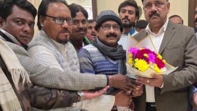 धनबाद/केंदुआडीह: सर्किट हाउस में कांग्रेस प्रवक्ता शमशेर आलम और कार्तिक हाड़ी ने नगर विकास मंत्री से मुलाकात कर ज्ञापन सौंपा