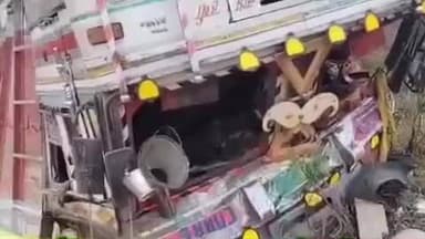 इंदरगढ़: ग्राम चरोखरा के पास यूरिया खाद से भरा ट्रक पलटा, चालक और परिचालक बाल-बाल बचे, ₹5 लाख की खाद पानी में गिरी