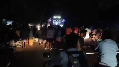 தாளவாடி: ஜிரஹள்ளி பகுதியில் ஊருக்குள்ள புகுந்த காட்டு யானைகளை கடும் குளிரிலும் விரட்டும் வீடியோ சமூக வலைத்தளங்களில் பரவி பெரும் வைரல்