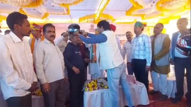 सुमेरपुर: सड़क सुरक्षा सप्ताह के तहत परिवहन विभाग ने मंत्रियों की मौजूदगी में हेलमेट वितरण किया, पोस्टर विमोचन कर दिलाई शपथ