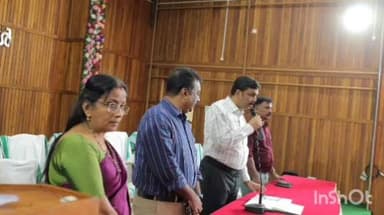 കൊല്ലം: കൊല്ലം ജില്ലാ പഞ്ചായത്തിൽ മുതിർന്ന അംഗത്തിന് ജില്ലാ കളക്ടർ സത്യവാചകം ചൊല്ലിക്കൊടുത്തു