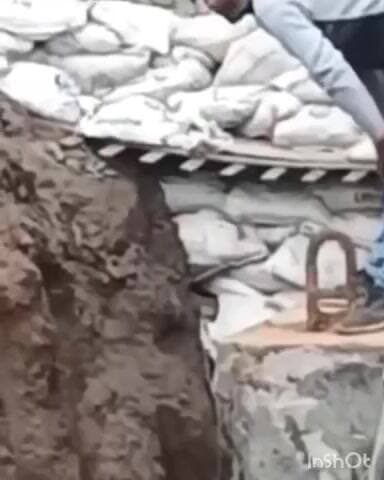 मझौली: मड़वास थाना के भदौरा फाटक के पास अंडर ब्रिज के काम में घुसी मशीन, मचा हड़कंप