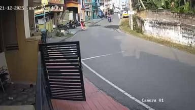 மேட்டூர்: 23வது நேரு நகரில் நடந்து சென்ற பெண் மீது ஆட்டோ மோதி சாலையில் கவிழ்ந்த விபத்து எட்டு பேர் காயம் சிசிடிவி காட்சி வெளியாகி பரபரப்பு