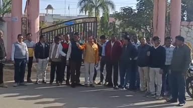 बालाघाट: राज्य शिक्षक संघ ने दो सूत्रीय मांगों को लेकर मोती गार्डन में बैठक कर कलेक्टर कार्यालय में ज्ञापन सौंपा