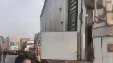 गिर्वा: ऋषभदेव थाना क्षेत्र के हाईवे पर बदमाशों ने बरसाए पत्थर, 8-10 वाहनों के कांच टूटे, एक ट्रक अनियंत्रित होकर सड़क से उतरा