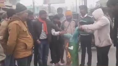 हाथरस: हिंदुओं पर हो रहे अत्याचार के विरोध में हिंदू संगठन के कार्यकर्ताओं ने सासनी गेट चौराहे पर बांग्लादेश का पुतला किया दहन