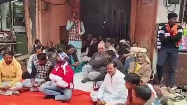 भिंड नगर: मनरेगा योजना का नाम बदलने पर कांग्रेसियों का विरोध, महात्मा गांधी के नाम पर धरने पर बैठे