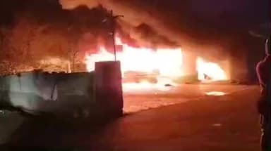 திருப்பூர் தெற்கு: தென்னம்பாளையத்தில் மாநகராட்சிக்கு சொந்தமான பிளாஸ்டிக் கழிவுகள் சேகரித்து வைக்கப்பட்ட இடத்தில் பயங்கர தீ விபத்து