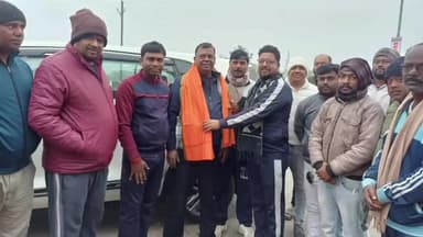 बाघमारा/कतरास: गिरिडीह सांसद चंद्रप्रकाश चौधरी का महुदा मोड़ पर एनडीए कार्यकर्ताओं ने किया स्वागत