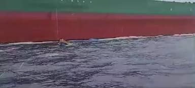 கிள்ளியூர்: தேங்காய் பட்டணம் அருகே ஆழ் கடலில் மீன் பிடித்த படகு மீது கப்பல் மோதி விபத்து நடவடிக்கை எடுக்க தெற்காசிய மீனவ தோழமை வலியுறுத்தல்.