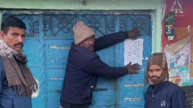 दारू: टाटीझरिया पुलिस ने फरार अभियुक्त होलंग के घर पर इश्तिहार चिपकाया