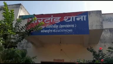 पीरटांड: पीरटांड़: खेताडाबर में चिरकिया नदी में बालू लदा ट्रैक्टर पलटा, प्रशासन ने लिया जायजा