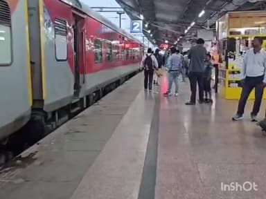 गोरखपुर: कोहरे के कारण गोरखपुर में ट्रेनों की 20 घंटे की देरी, रेलवे ने यात्रियों से ट्रेन स्टेटस देखकर यात्रा करने की अपील की