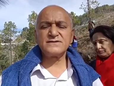 कुमारसैन: महापौर सुरेंद्र चौहान ने चमियाना के समीप लगाए पौधों को दिया पानी, लोगों से पौधारोपण की की अपील