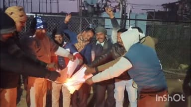 बिसौली: बिसौली बिजली घर पर बिजली आउटसोर्स कर्मचारियों ने किया विरोध, समझौता पत्र की प्रति जलाई