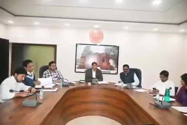 कवर्धा: कलेक्टर ने कलेक्टोरेट सभाकक्ष में राजस्व प्रकरणों की तहसीलवार समीक्षा की, समय सीमा में निराकरण के दिए निर्देश