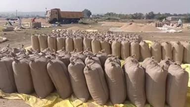 ములుగు: వడ్లకు మద్దతు ధర పెంచాలి..హమాలీ రేట్లు పెరగాలి : రైతులు