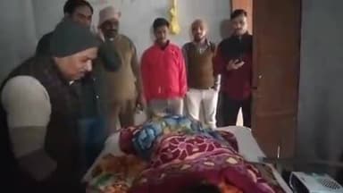 अमृतपुर: हरसिंहपुर गहलवार में शिव मंदिर पर धरने पर बैठे चैतन्य महाराज को नहीं मिला दिव्यांग आवास, पहुंचे परियोजना अधिकारी