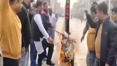 हुज़ूर: रीवा में हिंदू संगठन ने बांग्लादेश की प्रधानमंत्री का पुतला फूंका, हिंदू अत्याचार के विरोध में किया प्रदर्शन