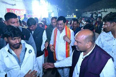 बेरला: प्रदेश के खाद्य मंत्री दयालदास बघेल ग्राम मगरघटा में आयोजित बाबा गुरु घासीदास जयंती कार्यक्रम में शामिल हुए