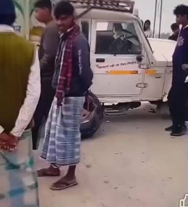 दिघलबैंक: कुम्हिया चौक के पास अनियंत्रित होकर पलटा पिकअप वाहन, चालक बाल-बाल बचा