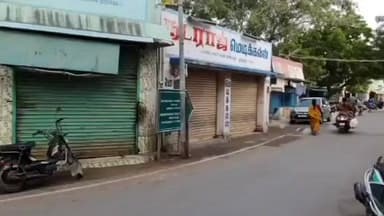 சாத்தான்குளம்: அச்சம்பாடு அருகே பைக்குகள் மோதி விபத்துக்குள்ளானதில் வாலிபர் பரிதாபமாக உயிரிழந்தார். கல்லூரி மாணவர்கள் 3 பேர் படுகாயம்