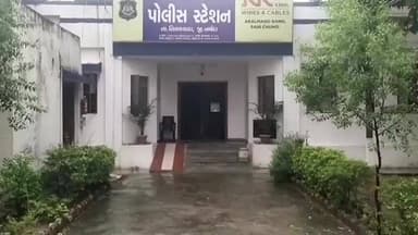 તિલકવાડા: નર્મદા જિલ્લાના અલગ અલગ પોલીસ સ્ટેશન વિસ્તારમાંથી ₹5200 નો દેશી દારૂ ઝડપી પાડ્યો છે.