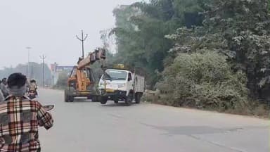 गोंडा: गोंडा–बलरामपुर मार्ग पर मैदा मिल के पास भीषण सड़क हादसा, पिकअप की टक्कर से बाइक सवार युवक की मौत, एक घायल