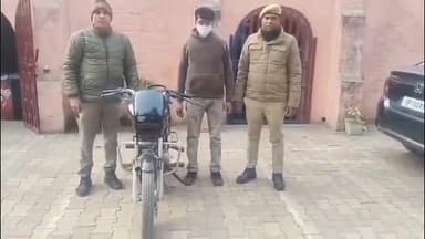 शामली: सहारनपुर जिले के नया कुण्डा निवासी वाहन चोर को झिंझाना पुलिस ने किया गिरफ्तार, चोरी की बाइक बरामद