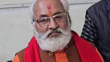 करनाल: मेरठ रोड पर विश्व हिंदू परिषद ने स्कूलों में बच्चों को सेंटा जोकर बनाए जाने की निंदा की